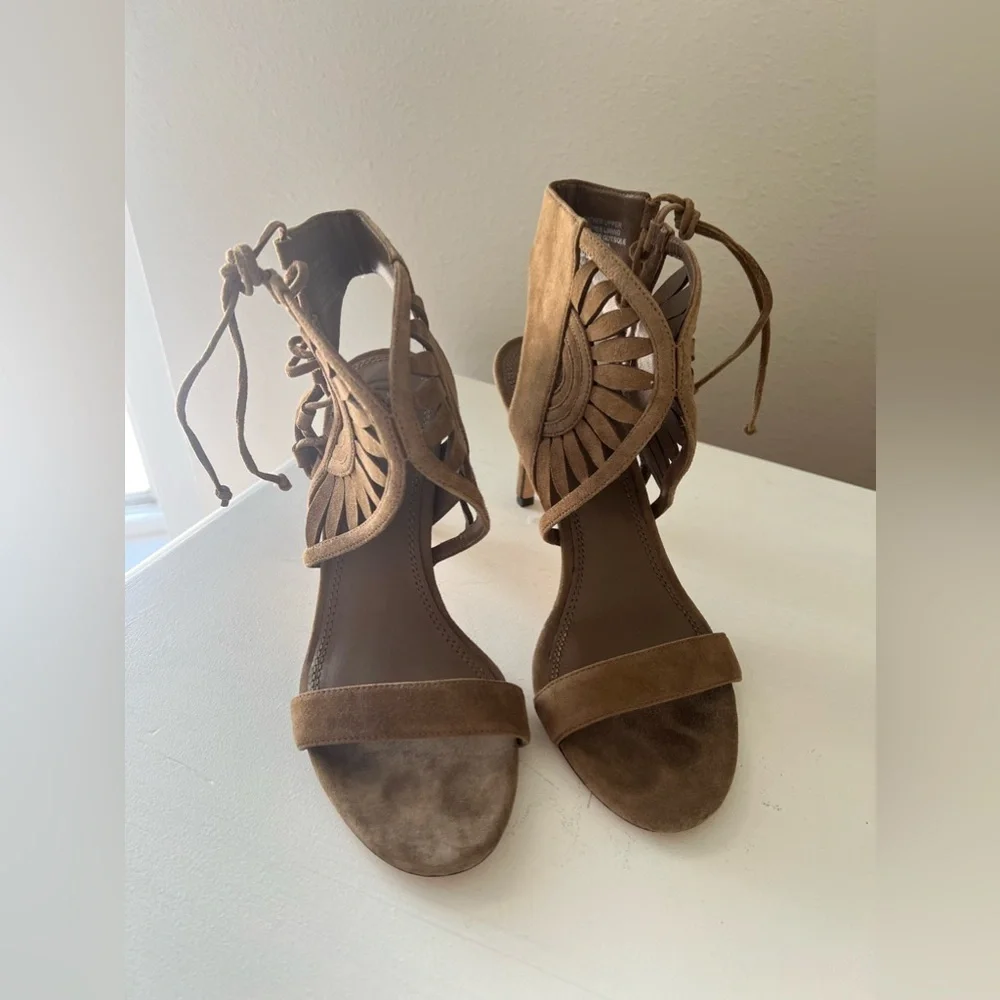Tory Burch | Women’s SZ 7 | Leyla Sandals River Rock Heels | Taupe Suede Leather